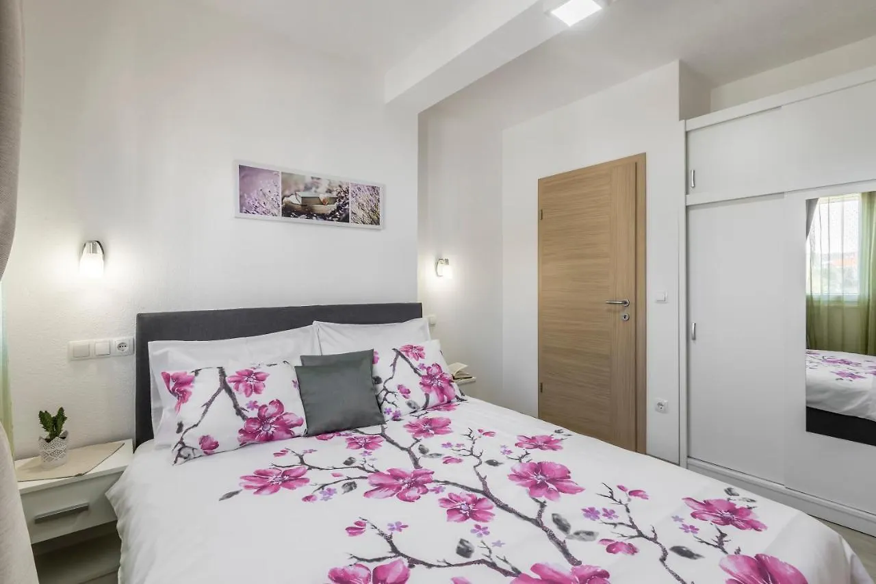 Apart Sa Terasom 250M Od Plaze,Parking,Wi Fi,Rostilj Trogir 0*,