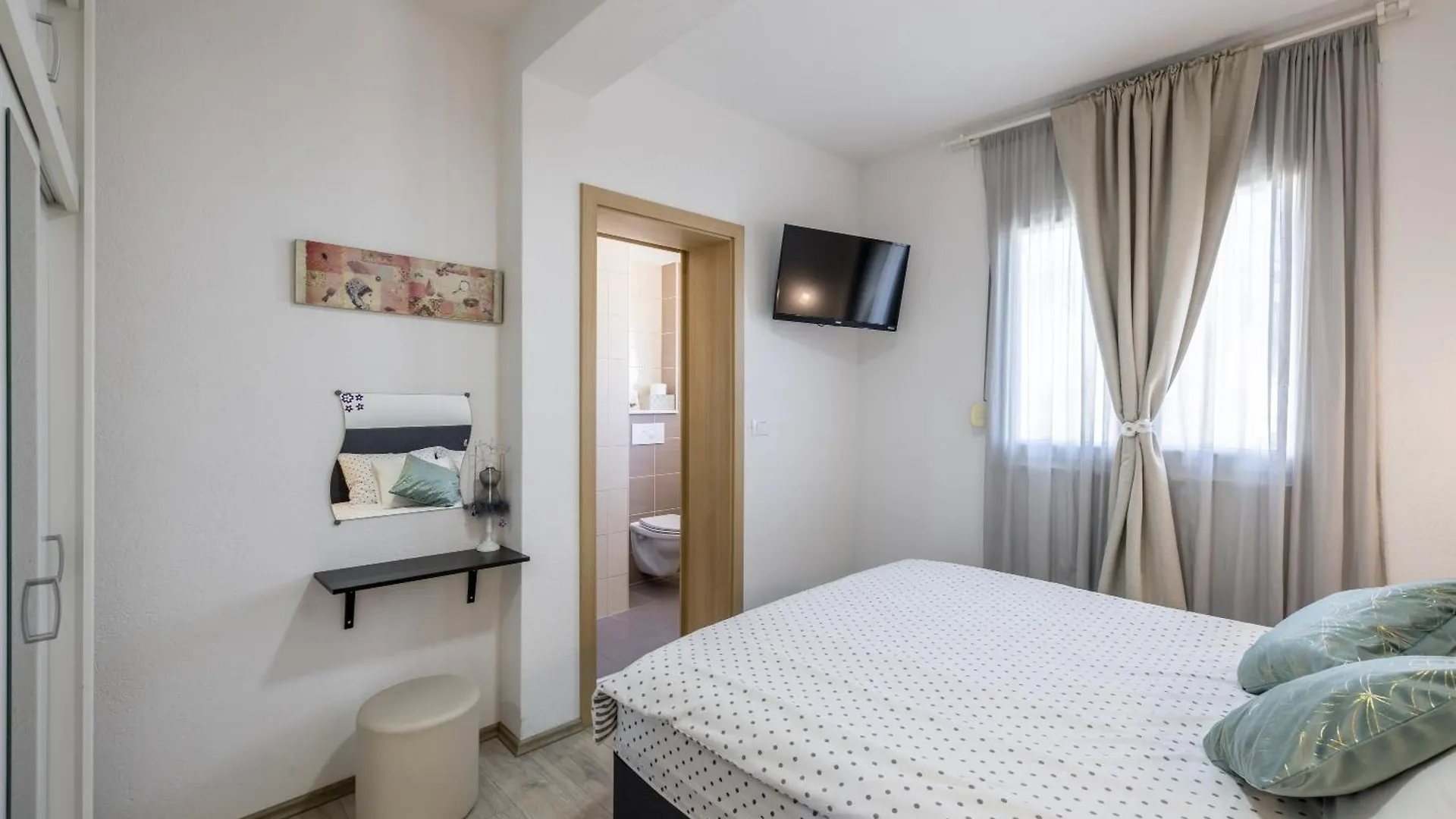 Apart Sa Terasom 250M Od Plaze,Parking,Wi Fi,Rostilj Trogir 0*,  Croatia