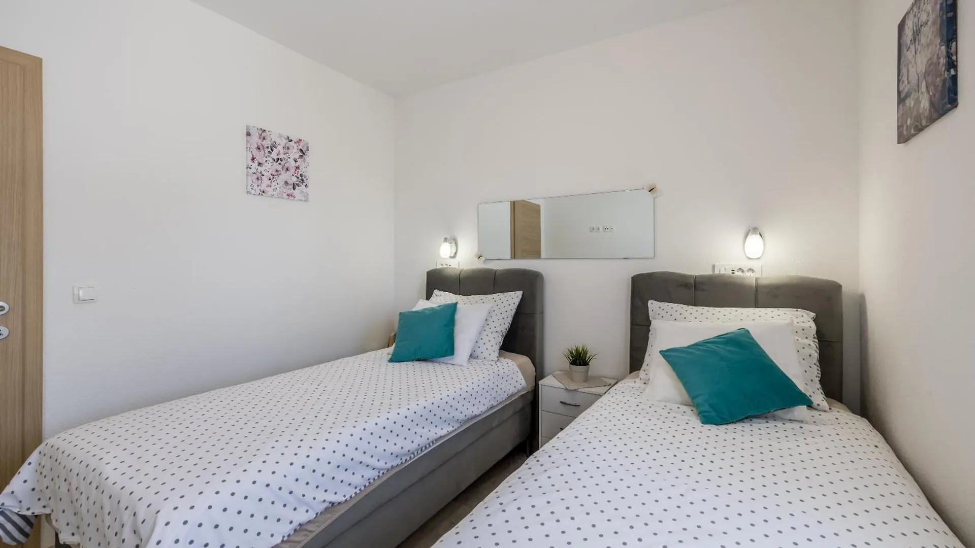 Apart Sa Terasom 250M Od Plaze,Parking,Wi Fi,Rostilj Trogir 0*,  Croatia